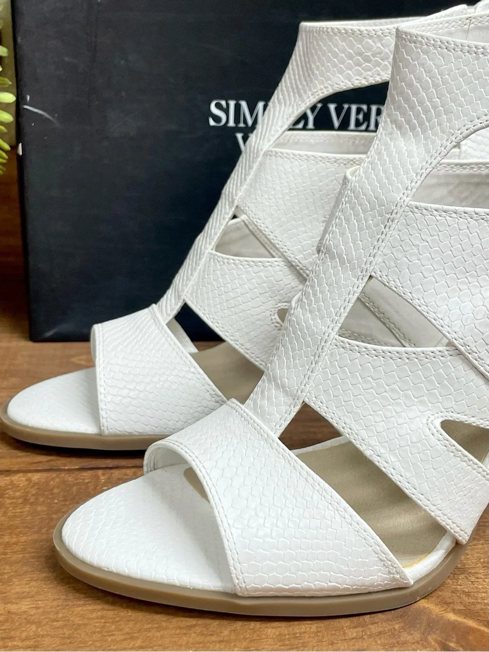 Simply Vera Vera Wang Dragon White Snakeskin Strappy Sandal Heeled Bootie 9.5